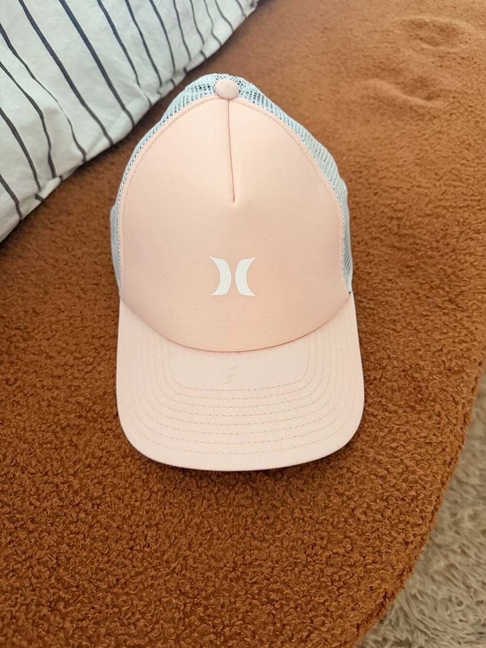 Hurley Icon Women's Trucker Hat - Pink / White